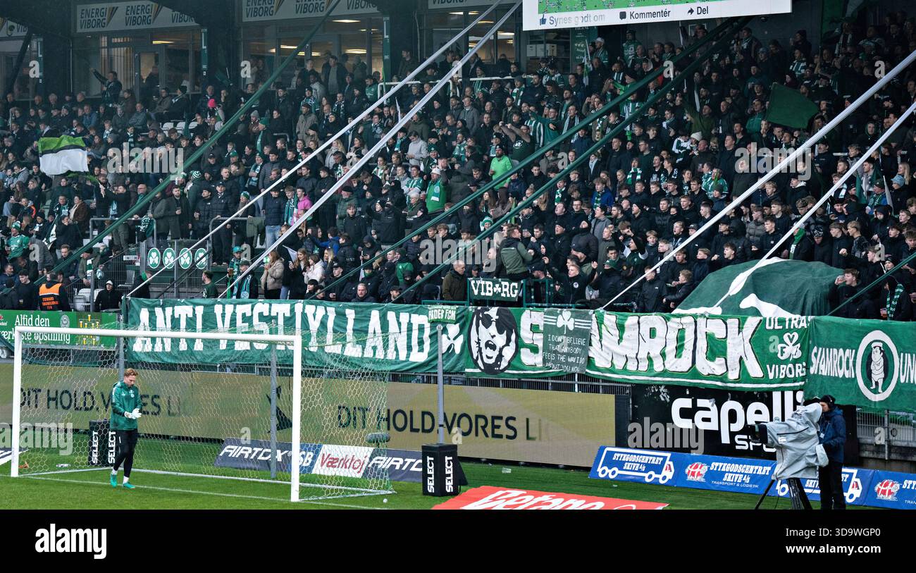Viborg, Danimarca. 7 dicembre 2025. Tifosi del Viborg prima della partita di Super League tra Viborg FF e FC Midtjylland all'Energi Viborg Arena, domenica 7 dicembre 2025. (Foto: Henning Bagger /Ritzau Scanpix) credito: Ritzau/Alamy Live News Foto Stock