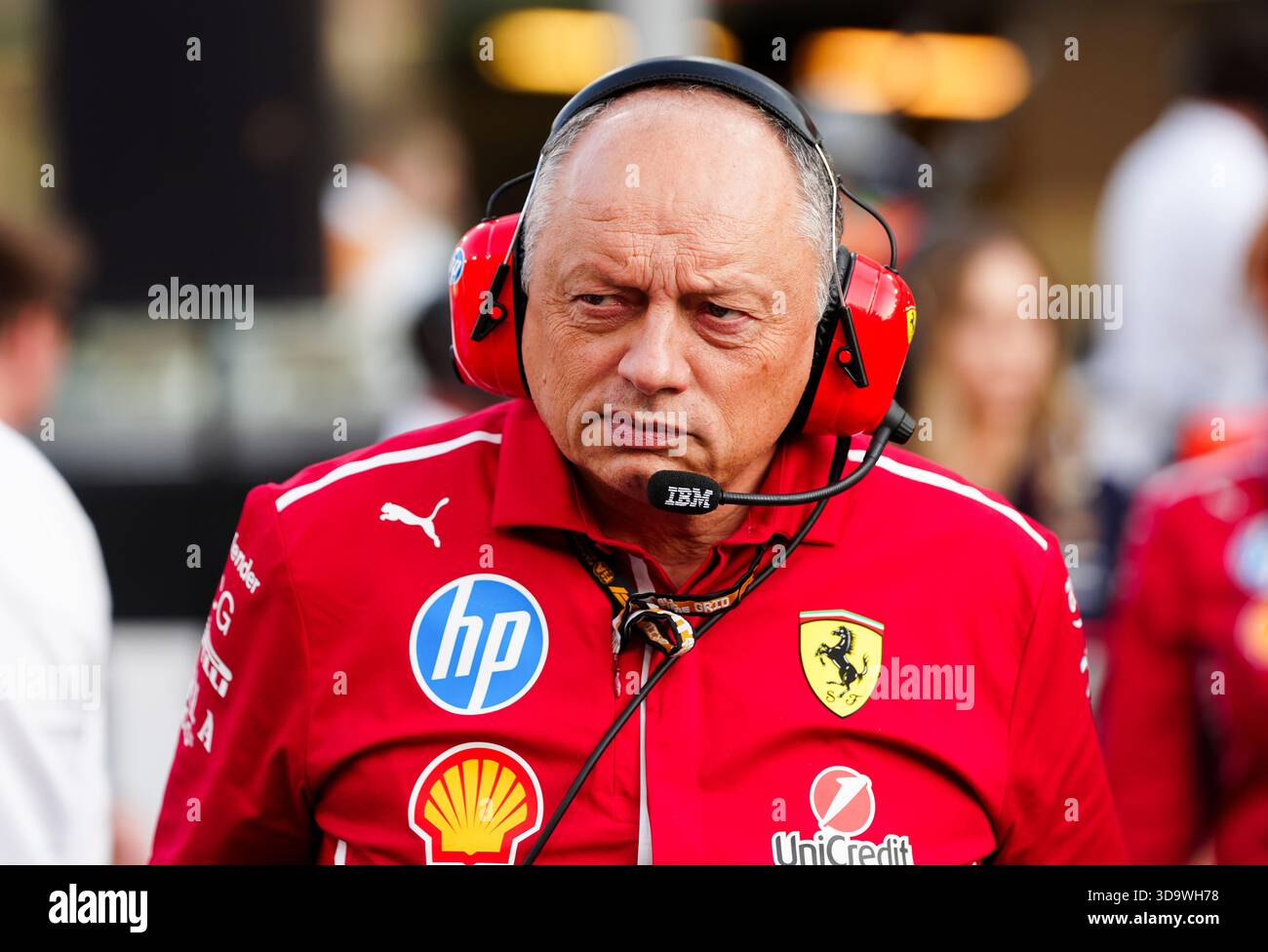Fred Vasseur, team principal Ferrari, davanti al Gran Premio di Abu Dhabi sul circuito Yas Marina di Abu Dhabi. Data foto: Domenica 7 dicembre 2025. Foto Stock