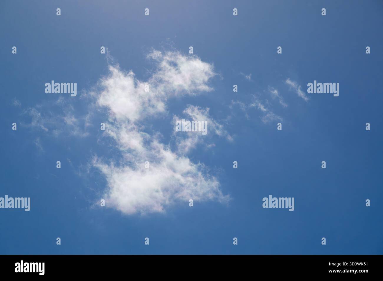 Soffici nuvole bianche si muovono pigramente su un cielo blu brillante e senza fine, lo sfondo perfetto per una giornata di crociera. Foto Stock