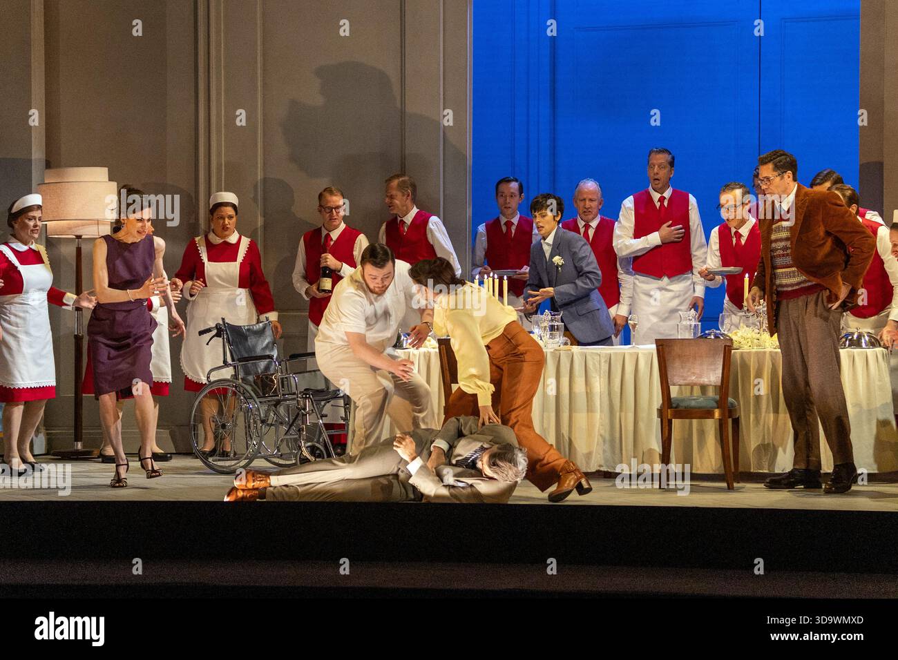 Royal Opera, Londra, Regno Unito. Sabato 6 dicembre 2025. Un momento drammatico dalla nuova produzione di ARIODANTE di Handel con il mezzosoprano italo-canadese Emily D'Angelo nel ruolo del protagonista (centro, in abito da sposa grigio). Inaugurazione alla Royal Opera, Covent Garden, Londra martedì 9 dicembre. Sono mostrati anche Jacquelyn Stucker nel ruolo di Ginevra (davanti a sinistra) e ed Lyon nel ruolo di Lurcanio (davanti a destra) che guarda come il malato re di Scozia (Peter Kellner) crolla. Credito: Donald Cooper/Alamy Live News Foto Stock