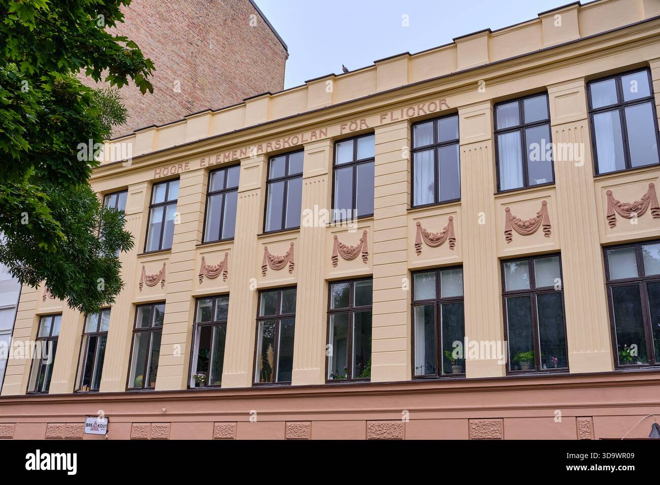 HELSINGBORG, Skåne län, SVEZIA - 12 agosto 2025: Vista esterna dell'edificio Hogre Elementarskolan for Flickor a Helsingborg Svezia con beig Foto Stock