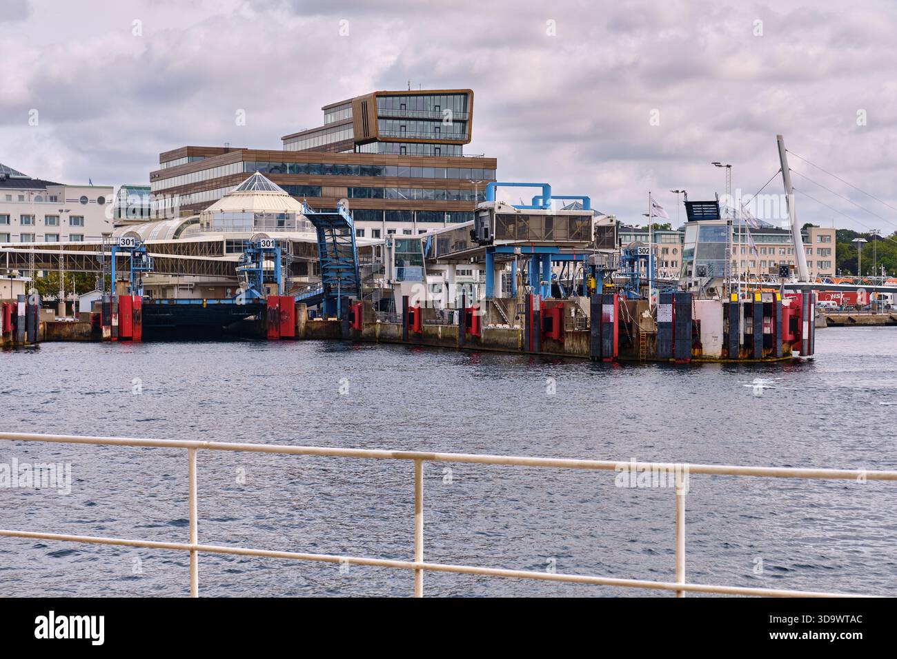 HELSINGBORG, Skåne län, SVEZIA – 12 agosto 2025: Questa immagine mostra l'architettura del terminal dei traghetti di Helsingborg Svezia, con edifici moderni e Foto Stock