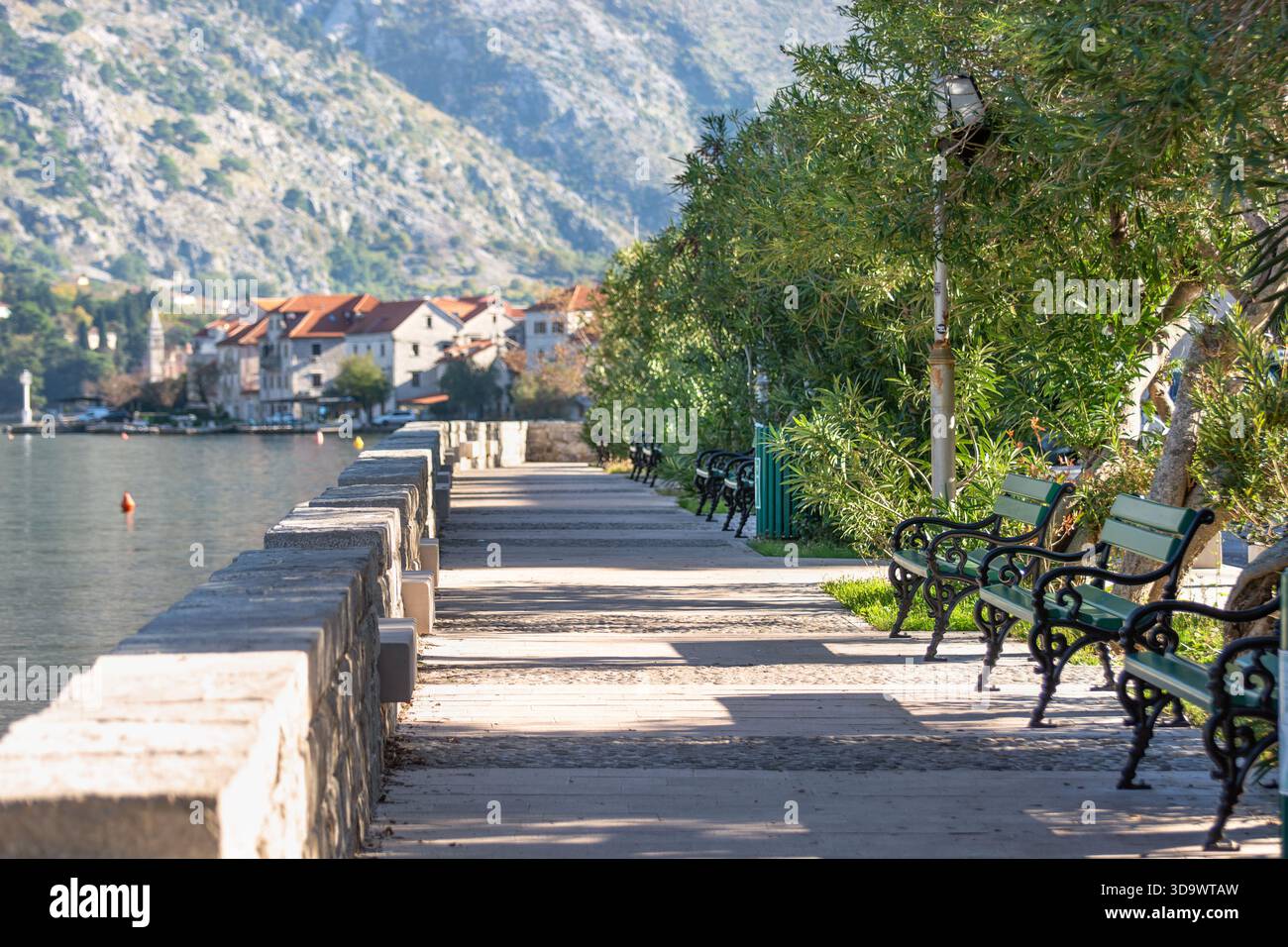 La passeggiata della città di Prčan con vista sulle tradizionali case in pietra e sui palazzi in lontananza, sulla baia di Cattaro, Montenegro. Città storiche. Foto Stock