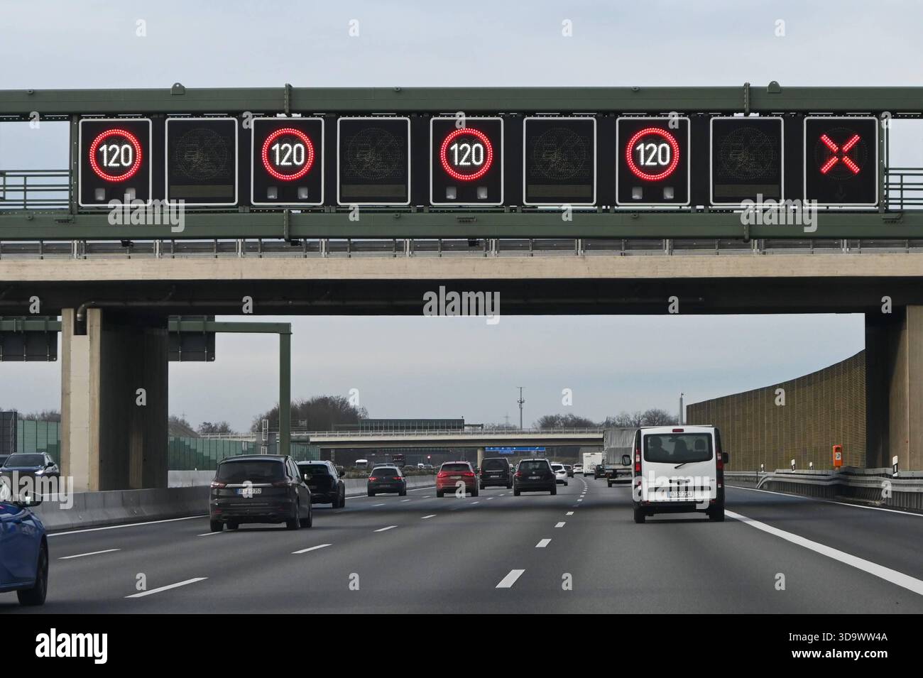 Autobahn Beschilderung im Raum München. Foto: Tempolimit, Höchstgeschwindigkeit 120 km h *** indicazioni stradali nella zona di Monaco foto limite di velocità, velocità massima 120 km h. Foto Stock