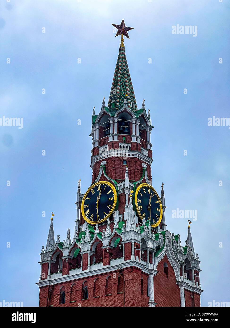 Simbolo della Russia: L'orologio della Torre Spasskaya del Cremlino e la Stella Rossa Comunista Foto Stock
