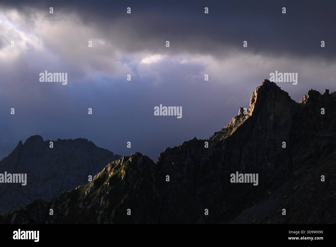 Il crinale che separa la Val di Mello dalla Val Masino, la Valtellina, la Lombardia, l'Italia Foto Stock
