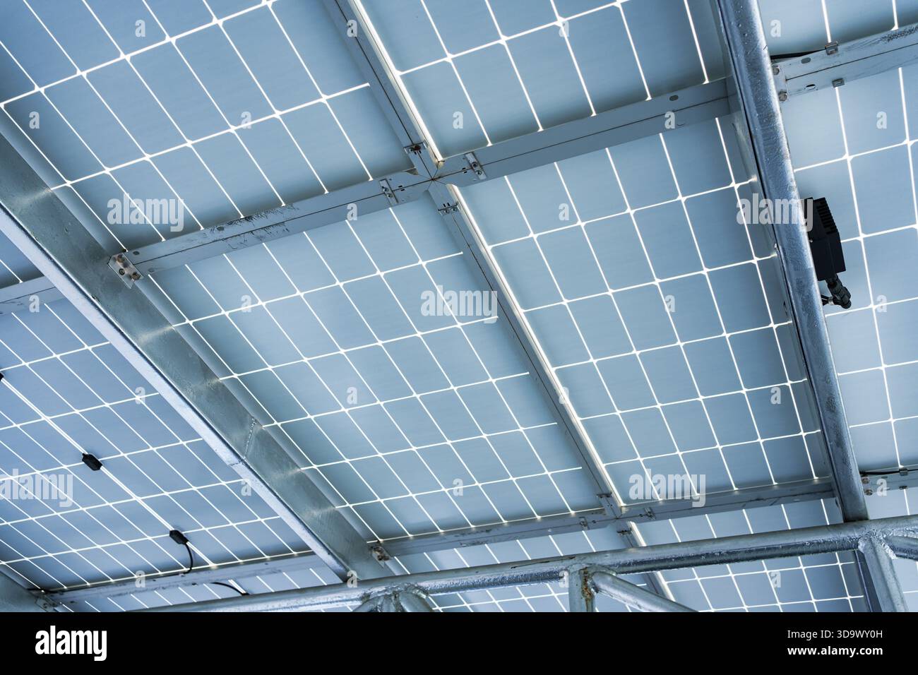 Struttura del tetto a pannelli solari installata sul parcheggio per una soluzione di energia pulita Foto Stock
