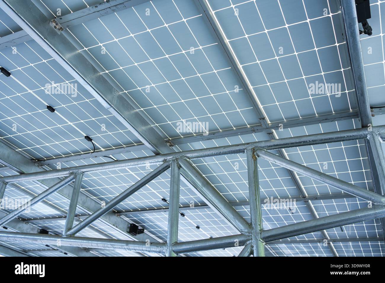 Struttura del tetto a pannelli solari installata sul parcheggio per una soluzione di energia pulita Foto Stock