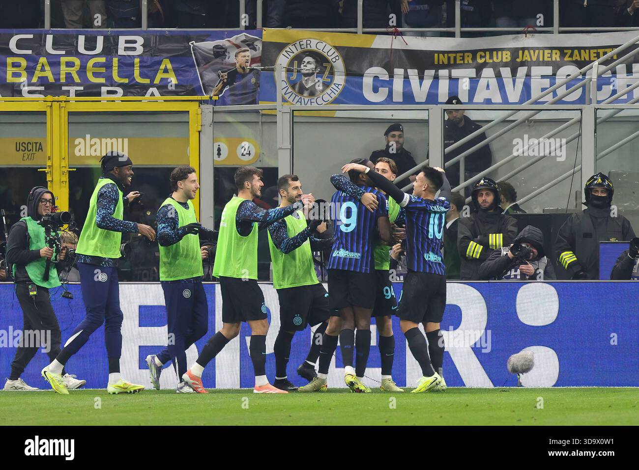 Milano, Italia. 6 dicembre 2025. Italia, Milano, 2025 12 06: Marcus Thuram (FC Inter) segna e celebra il gol 2-0 a 59' durante la partita di calcio FC Inter vs Como 1907, serie A Enilive 2025-2026 giorno 14 al San Siro StadiumItaly, Milano, 2025 12 06: FC Inter vs Como 1907, serie A EniLive 2025/2026 giorno 14 allo Stadio San Siro. (Foto di Fabrizio Andrea Bertani/Pacific Press) crediti: Pacific Press Media Production Corp./Alamy Live News Foto Stock