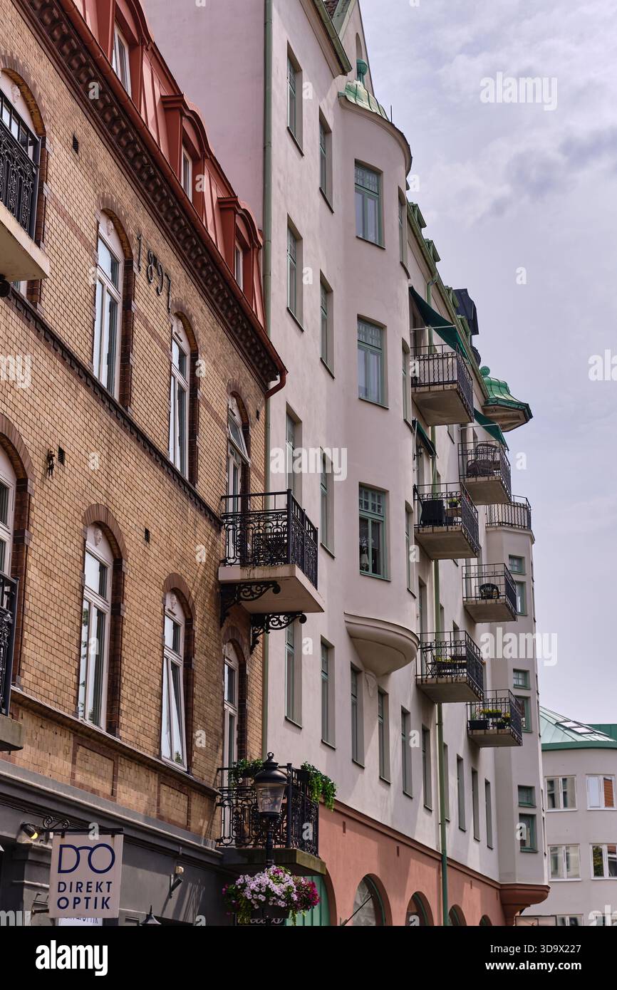HELSINGBORG, Skåne län, SVEZIA - 12 agosto 2025: Vista di edifici in mattoni e stucchi con balconi a Helsingborg Svezia. Questa scena urbana è in mostra Foto Stock