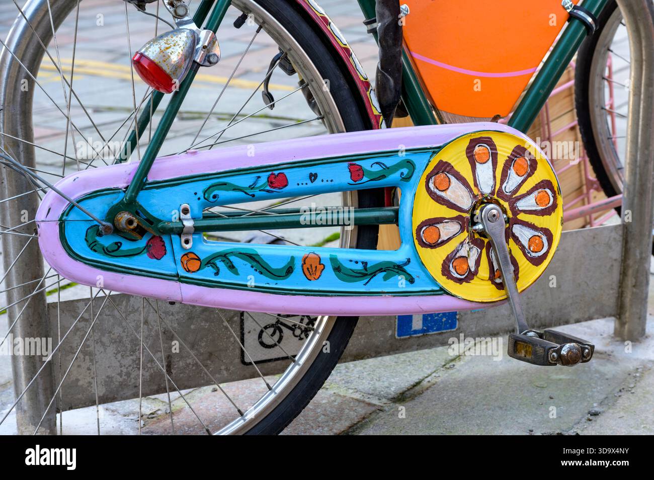 Dettaglio di una bicicletta colorata, Regno Unito Foto Stock