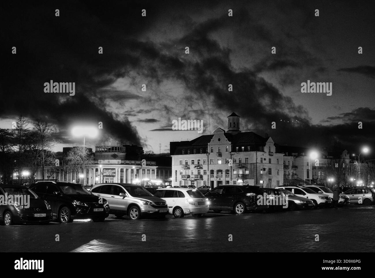 piazza industriale urbana nuvolosa. Foto di alta qualità Foto Stock