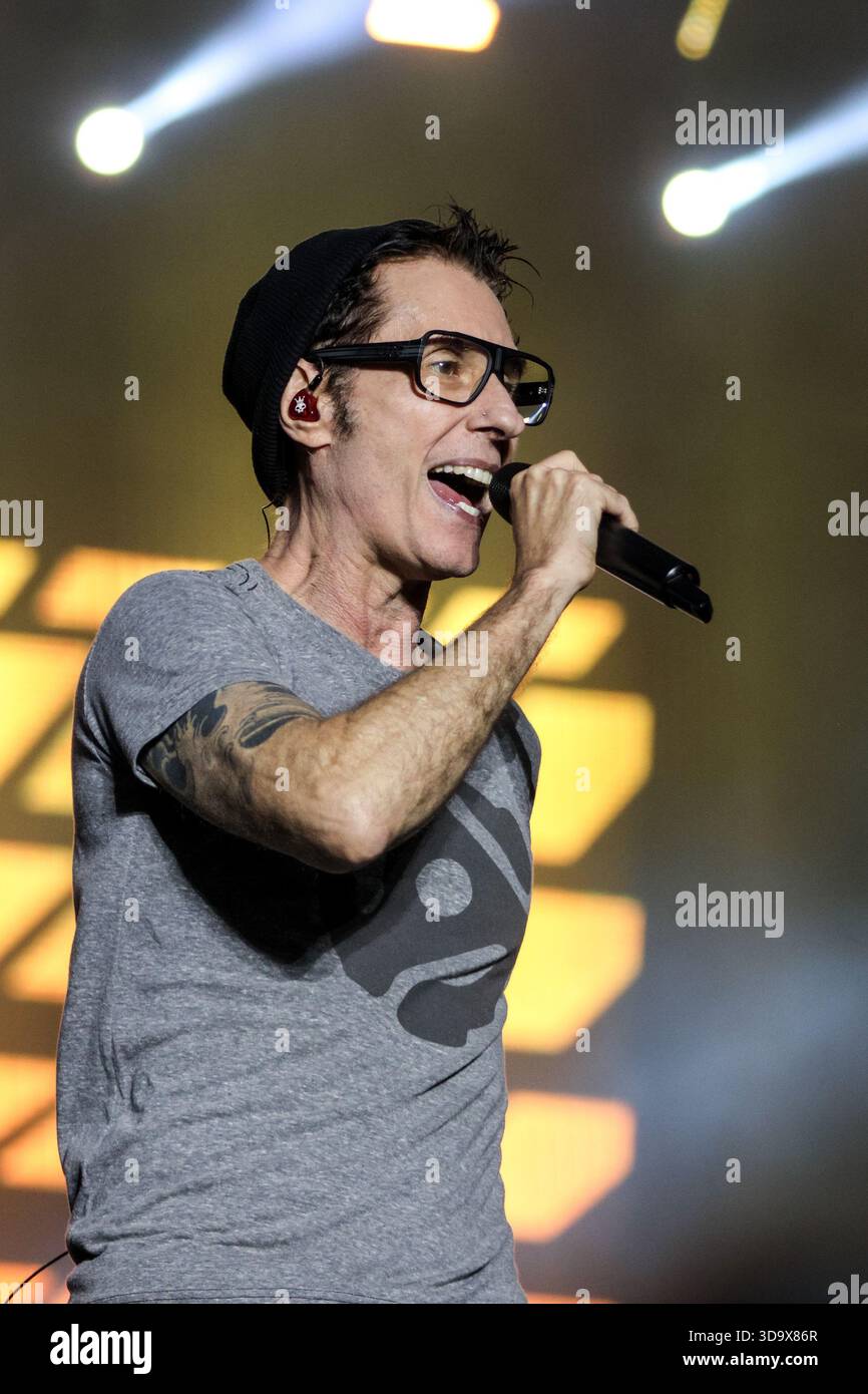 Curitiba, Brasile. 7 dicembre 2025. PR - CURITIBA - 06/12/2025 - CURITIBA, PRIME ROCK BRASIL - Dinho Ouro Preto della band Capital Inicial durante una performance al prime Rock Brasil a Pedreira Paulo Leminski, a Curitiba, questo sabato (06). Foto: Robson Mafra/AGIF (foto di Robson Mafra/AGIF/Sipa USA) credito: SIPA USA/Alamy Live News Foto Stock