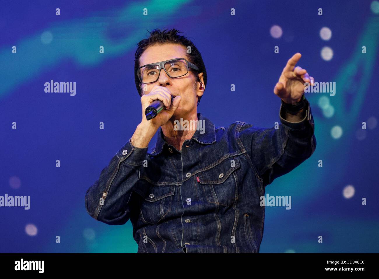 Curitiba, Brasile. 7 dicembre 2025. PR - CURITIBA - 06/12/2025 - CURITIBA, PRIME ROCK BRASIL - Dinho Ouro Preto della band Capital Inicial durante una performance al prime Rock Brasil a Pedreira Paulo Leminski, a Curitiba, questo sabato (06). Foto: Robson Mafra/AGIF (foto di Robson Mafra/AGIF/Sipa USA) credito: SIPA USA/Alamy Live News Foto Stock