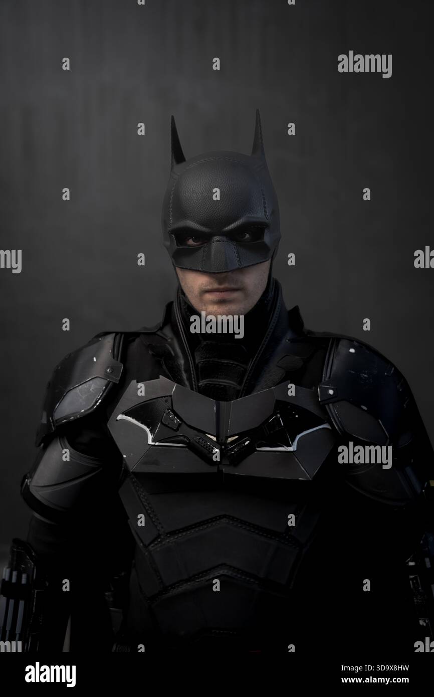 LIVERPOOL, REGNO UNITO - 16 NOVEMBRE 2025. Un uomo cosplay Batman del Cavaliere Oscuro che indossa un costume e una maschera realistici mentre guarda direttamente la fotocamera con una copia Foto Stock