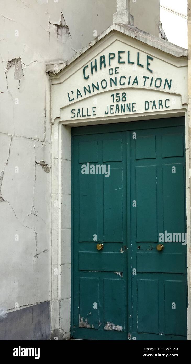 Ingresso alla Chapelle de l'Annonciation, Salle Jeanne d'Arc, con una porta storica e dettagli architettonici religiosi. Foto Stock