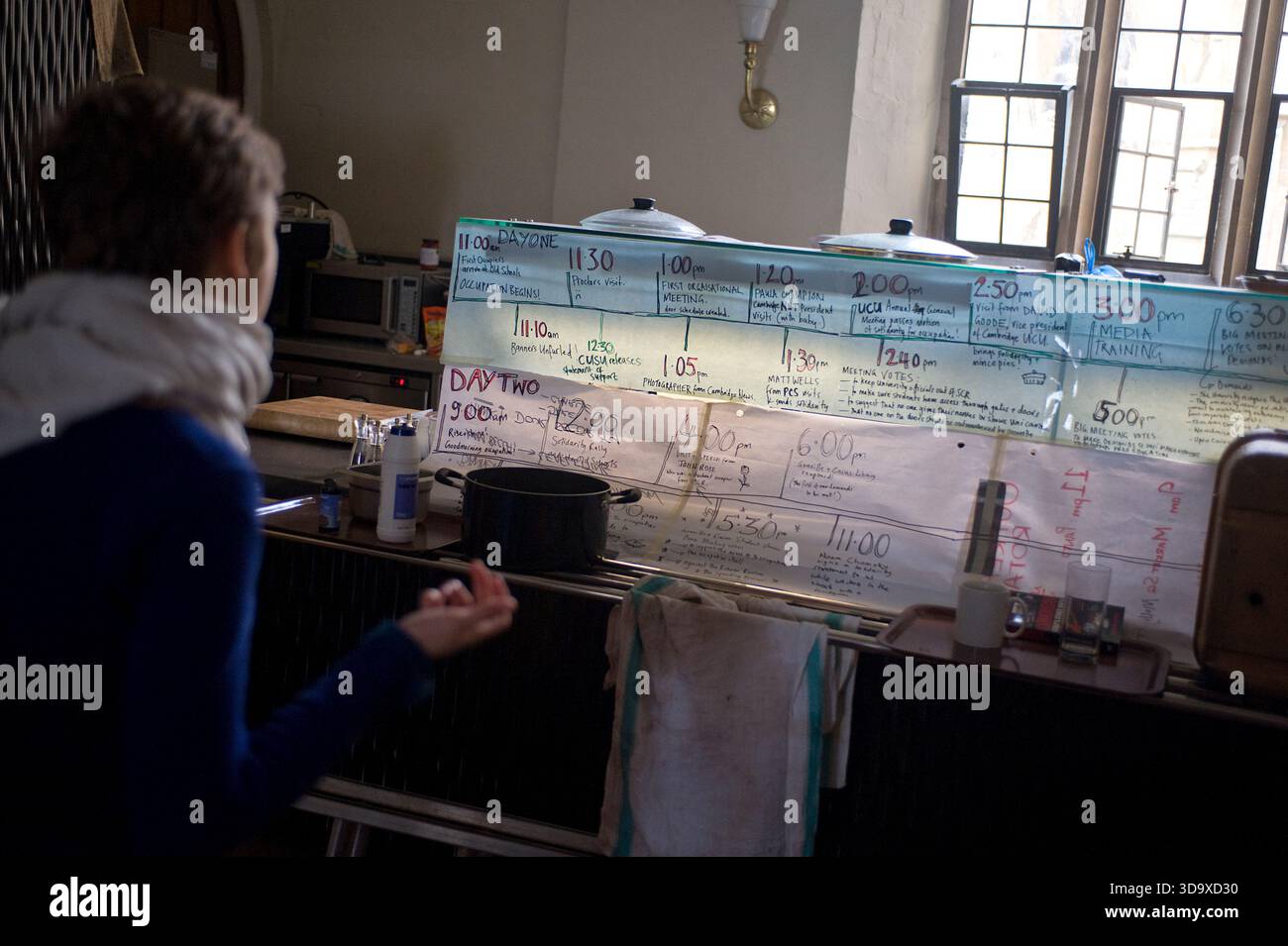 Il 3 dicembre 2010, circa 100-200 studenti occuparono la camera del Senato, lo storico edificio cerimoniale di Cambridge, in segno di protesta contro il piano del governo della coalizione di triplicare le tasse universitarie a £ 9.000 e tagliare i finanziamenti pubblici per l'insegnamento. L'occupazione è iniziata dopo una manifestazione diurna e faceva parte di un'ondata nazionale di azioni studentesche. I manifestanti hanno barricato porte, appeso striscioni (“Occupy Everything”) e tenuto insegnamenti e assemblee all'interno dell'edificio classificato Grade i per diverse ore. I direttori universitari e la polizia alla fine hanno ripulito la camera del Senato pacificamente a tarda notte. Foto Stock