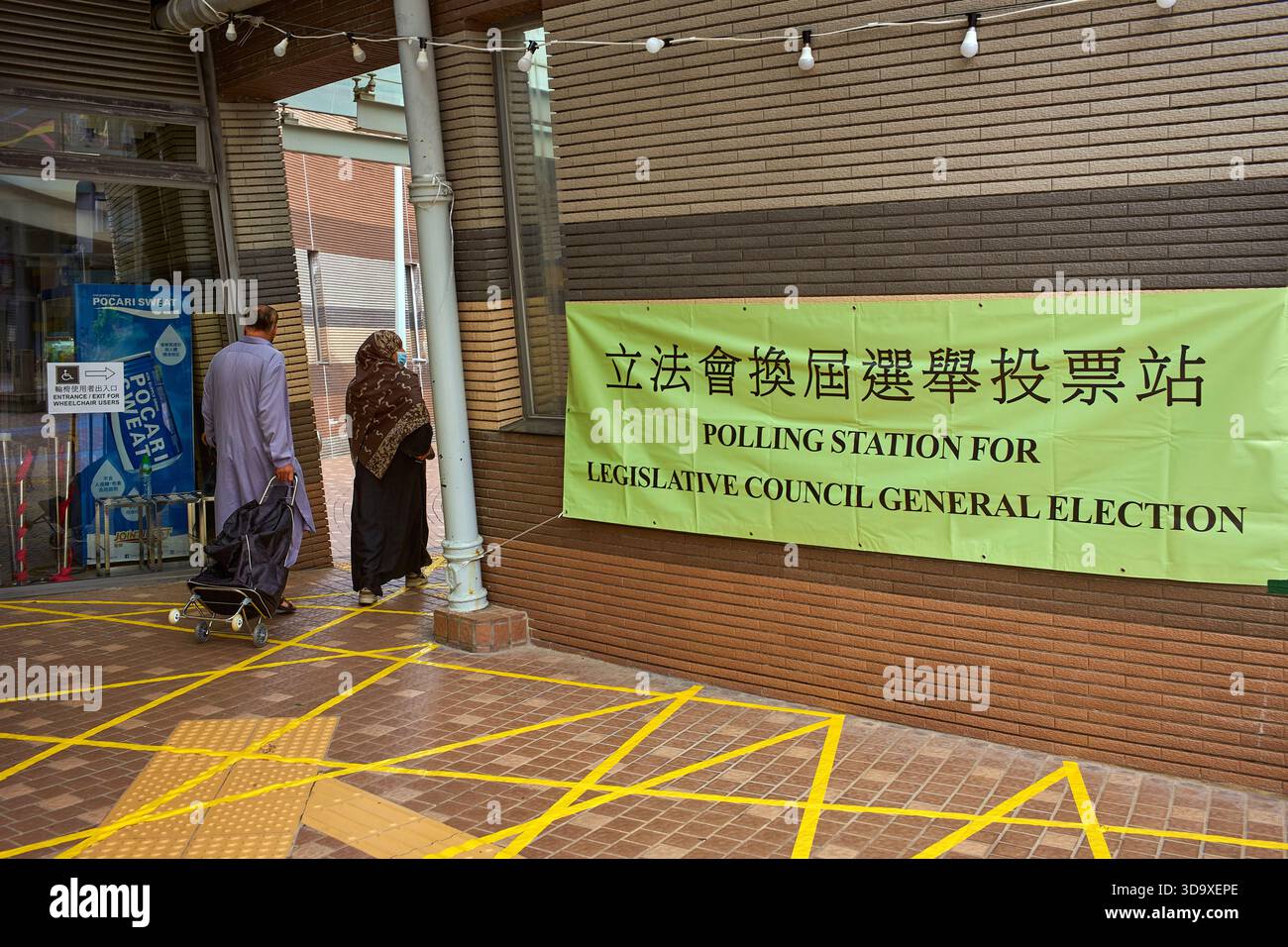 Hong Kong, Cina. 7 dicembre 2025. Gli elettori lasciano la stazione elettorale di Tin Shui Wai. Le elezioni generali del Consiglio legislativo di Hong Kong del 2025 si svolgeranno il 7 dicembre 2025 per eleggere i 90 membri dell'ottavo Consiglio legislativo di Hong Kong. Credito: SOPA Images Limited/Alamy Live News Foto Stock