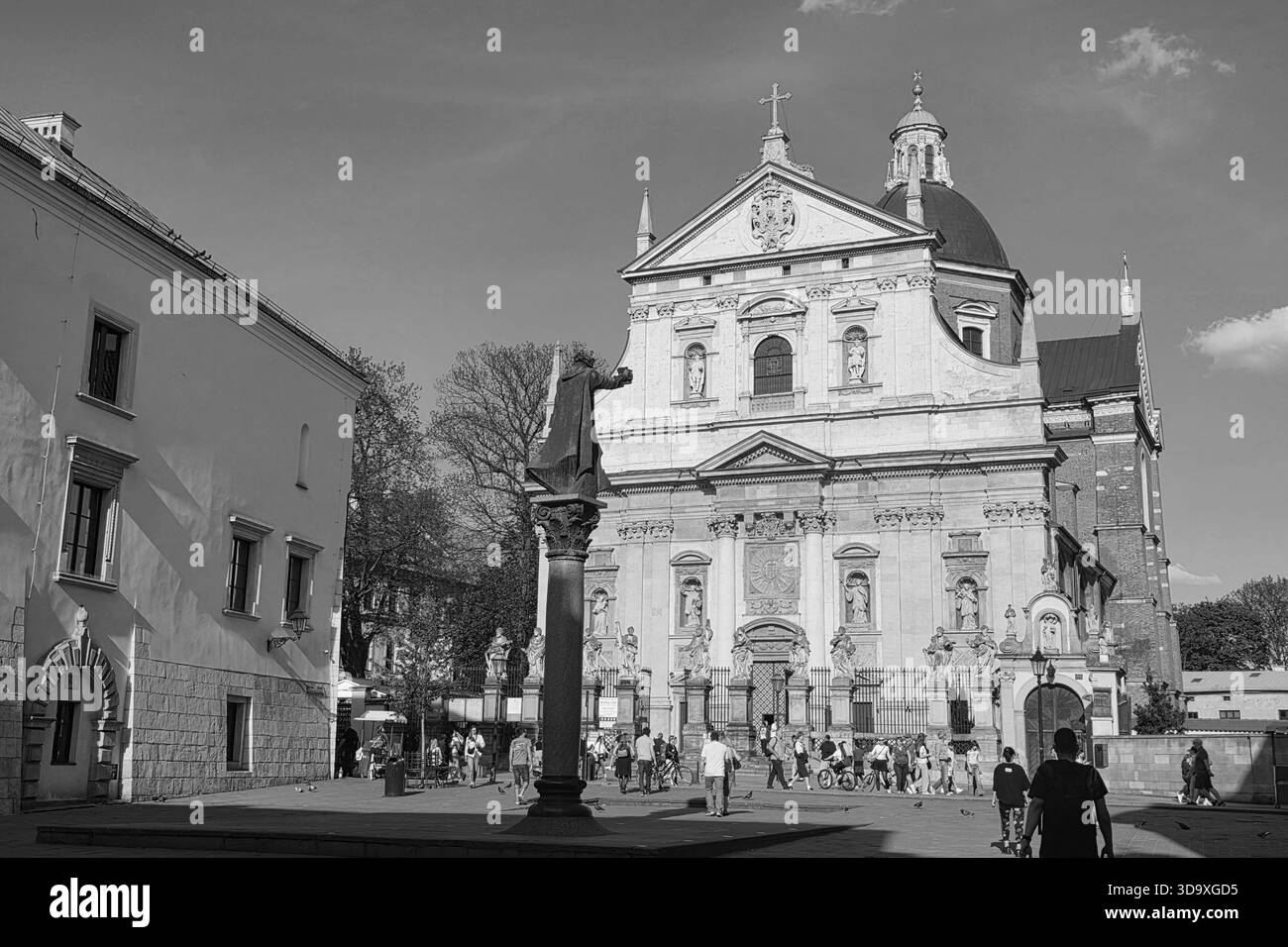 Cracovia, Polonia - 23 aprile 2025: Vista sulla Chiesa dei Santi Pietro e Paolo e monumento di Piotr Skarga. Bianco e nero Foto Stock