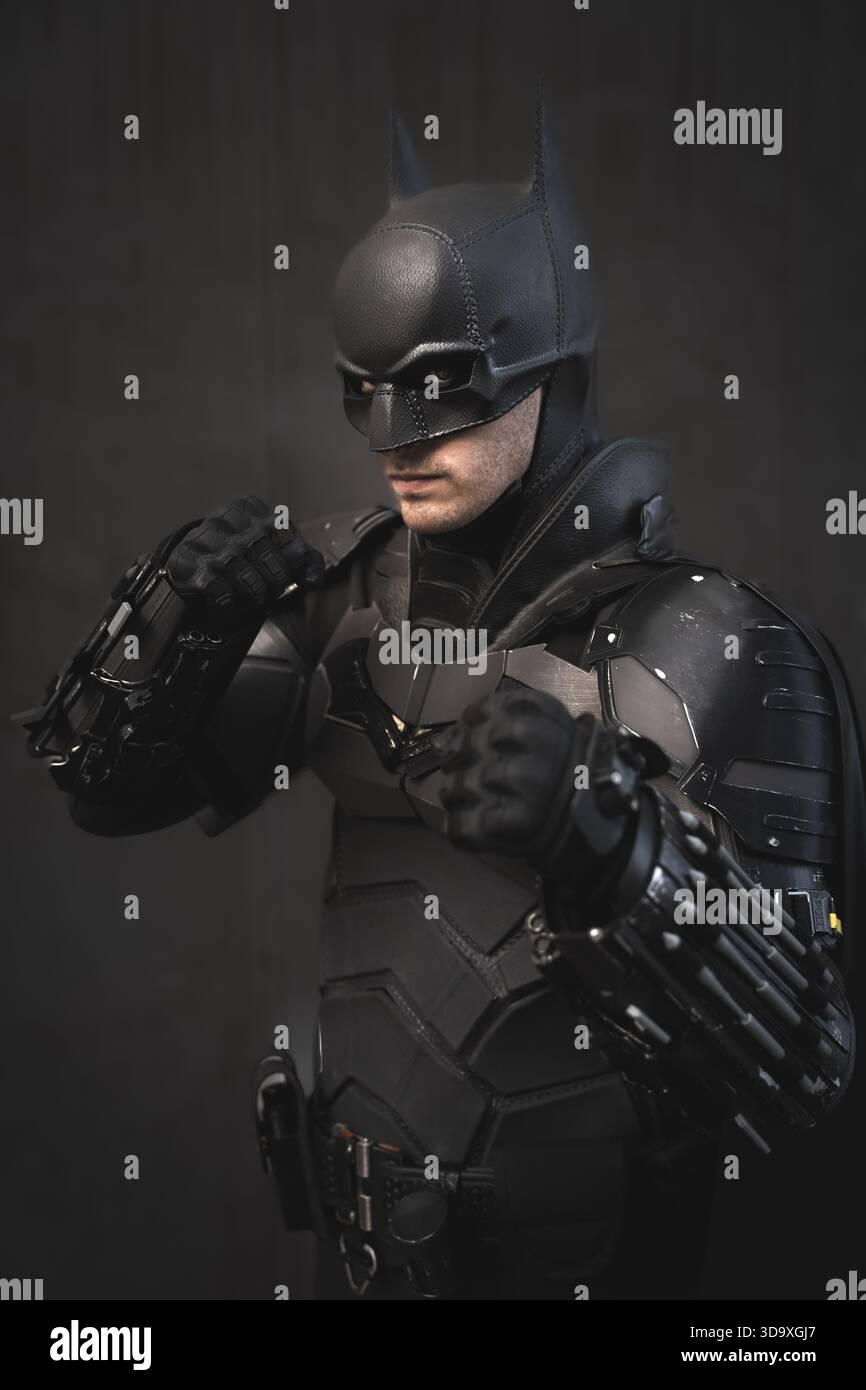 LIVERPOOL, REGNO UNITO - 16 NOVEMBRE 2025. Un uomo cosplay Batman del Cavaliere Oscuro che indossa un costume e una maschera realistici e alza i pugni pronti a combattere mentre si allena Foto Stock