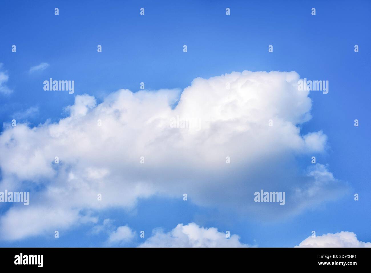 Soffici nuvole bianche sullo sfondo del cielo blu. Foto Stock