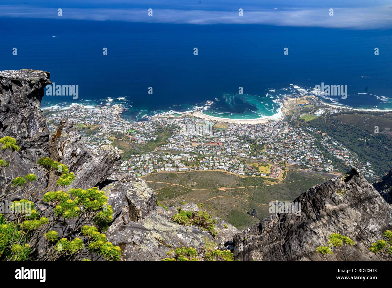 Affacciato sulla spiaggia di Camps Bay e Bakoven Bay da Table Mountain, città del Capo, Sud Africa. Foto Stock