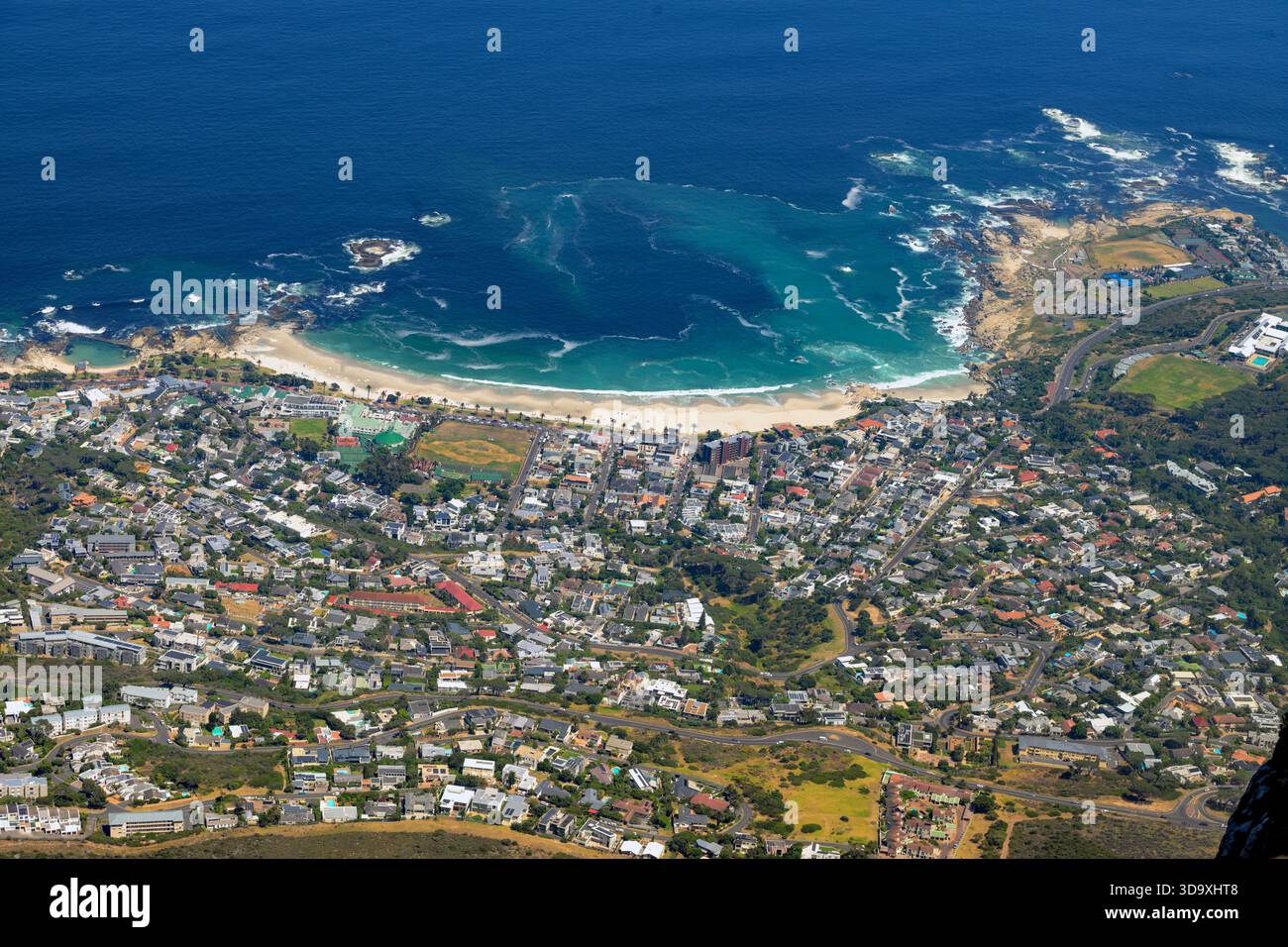 Camp Bay Beach e insediamento a The Glen, città del Capo, Sud Africa, vista da Table Mountain. Foto Stock