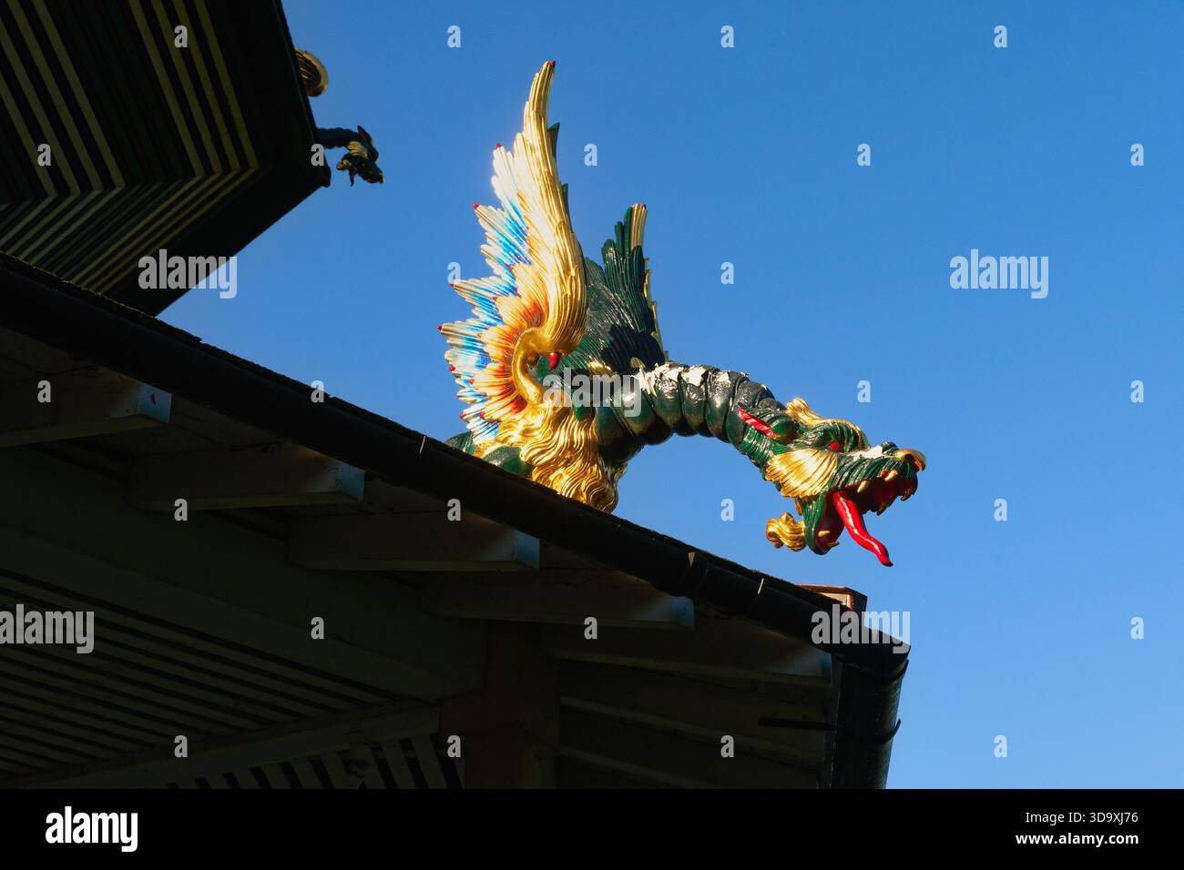 Primo piano dei draghi decorativi sulla grande Pagoda nei Royal Botanic Gardens di Kew Richmond, Inghilterra, Regno Unito Foto Stock