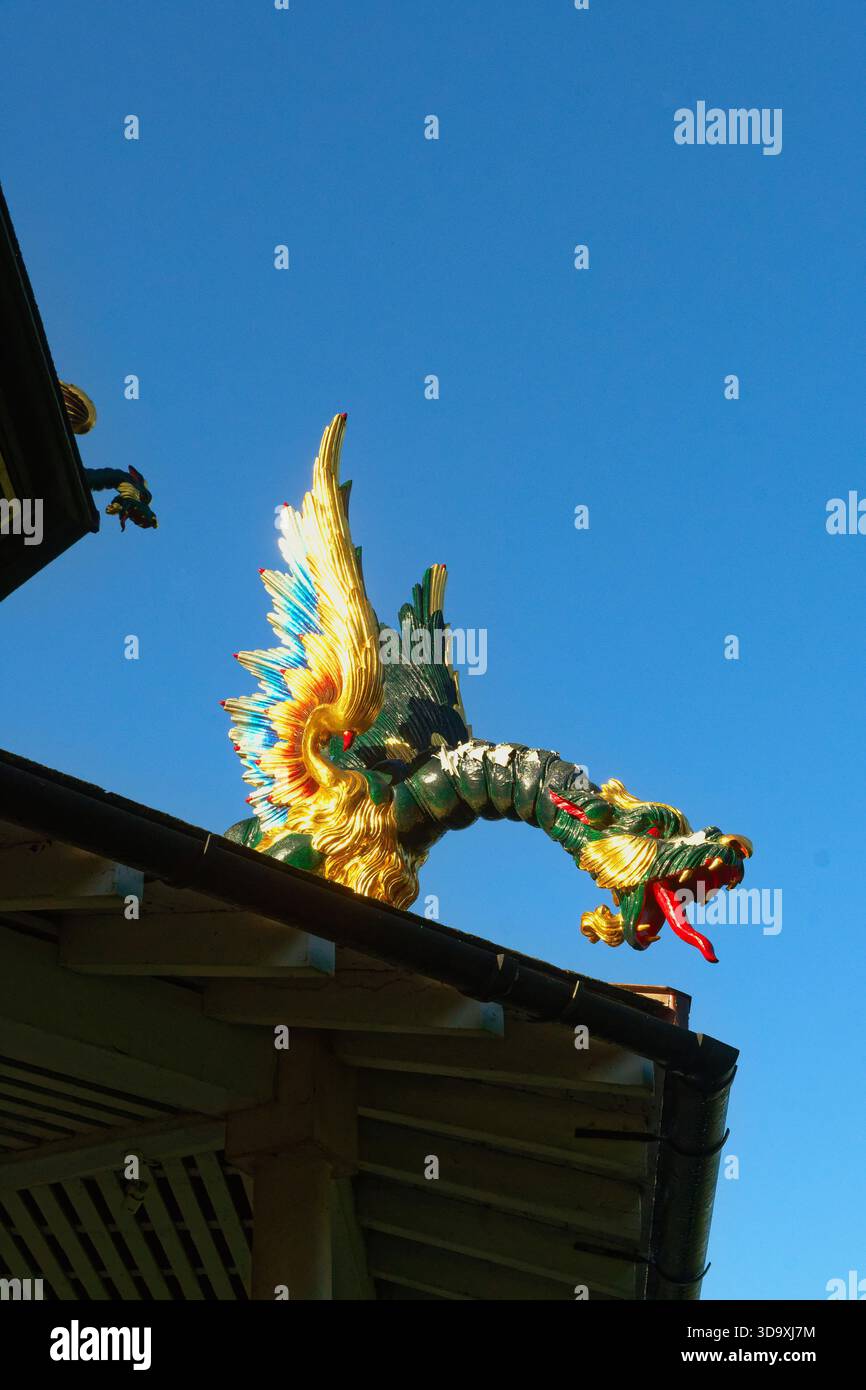 Primo piano dei draghi decorativi sulla grande Pagoda nei Royal Botanic Gardens di Kew Richmond, Inghilterra, Regno Unito Foto Stock