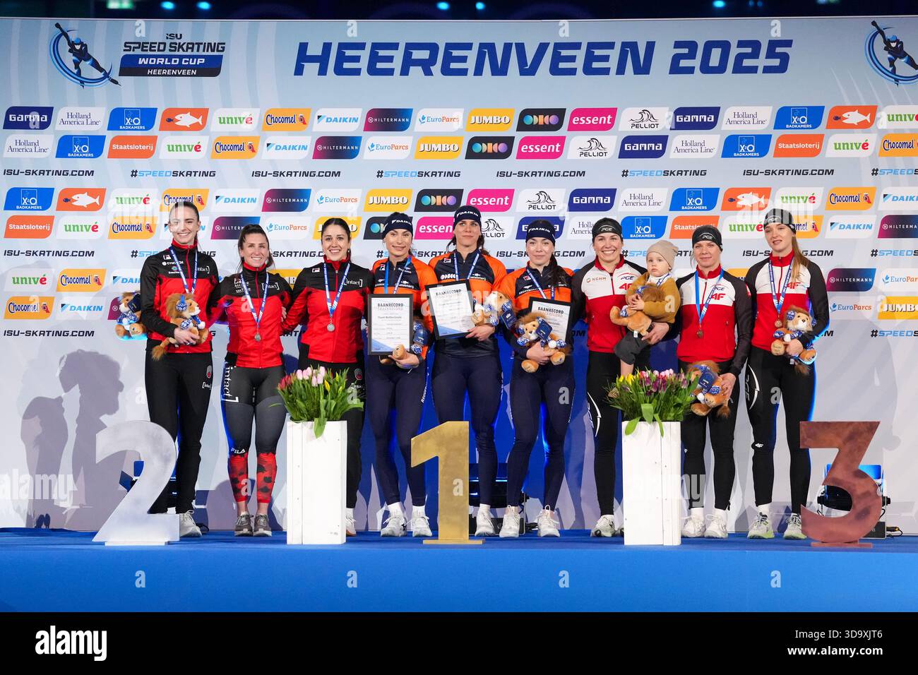 Heerenveen, Paesi Bassi. 7 dicembre 2025. HEERENVEEN, PAESI BASSI - 7 DICEMBRE: Canada, Femke Kok dei Paesi Bassi, Anna Boersma dei Paesi Bassi, Marrit Fledderus dei Paesi Bassi, Polonia durante la Coppa del mondo ISU Speed Skating 3 al Thialf il 7 dicembre 2025 a Heerenveen, Paesi Bassi (foto di Douwe Bijlsma/Orange Pictures) crediti: Orange Pics BV/Alamy Live News Foto Stock