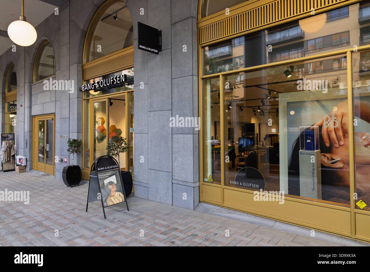 Esterno di un lussuoso negozio di elettronica Bang & Olufsen con cornici dorate e porte di vetro su una strada lastricata della città. Utrecht, Paesi Bassi. 22 settembre 20 Foto Stock