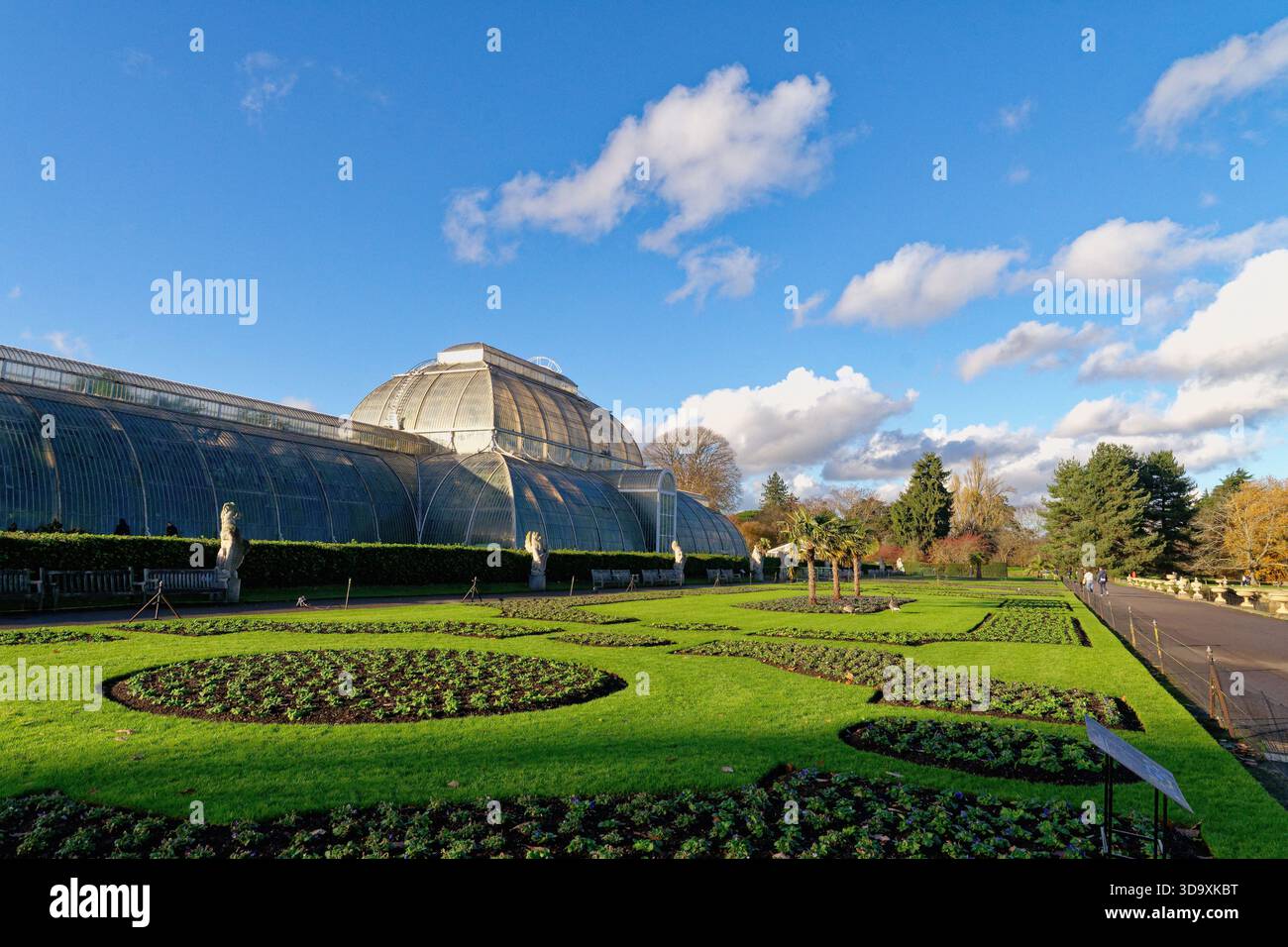 Esterno della Palm House presso i Royal Botanic Gardens Kew in una giornata di inverno soleggiato, Richmond, Surrey, Inghilterra, Regno Unito Foto Stock