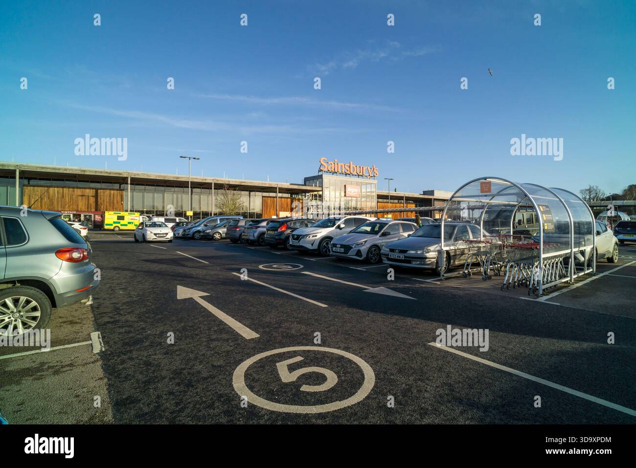 Limite di velocità di 8 km/h in un parcheggio del supermercato di Sainsbury. Foto Stock