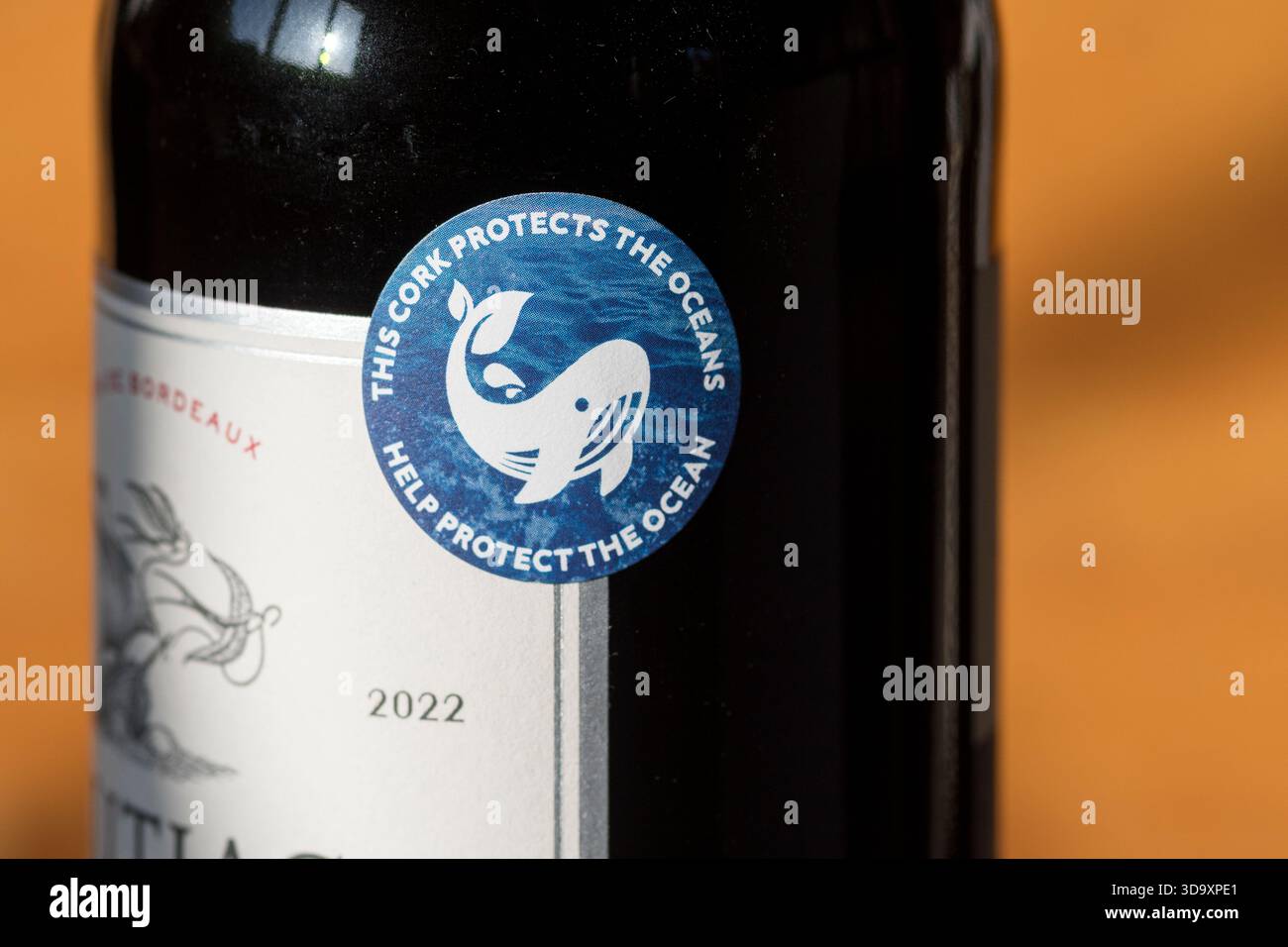 Un adesivo su una bottiglia di vino legge questo sughero protegge gli oceani. Foto Stock