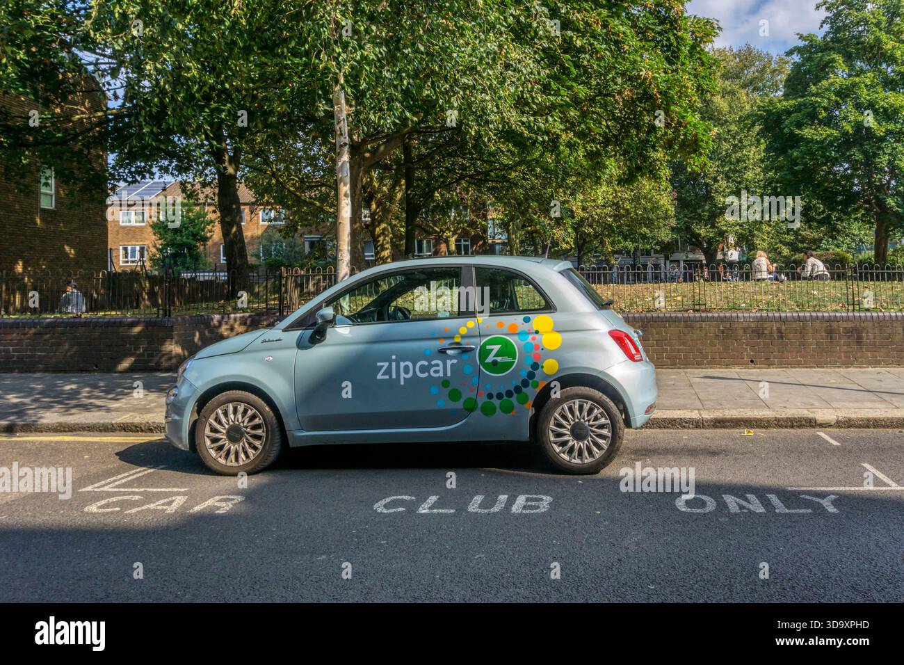 Una Fiat 500 Dolcevita Zipcar parcheggiata in uno spazio Car Club a Tower Hamlets, Londra. Foto Stock