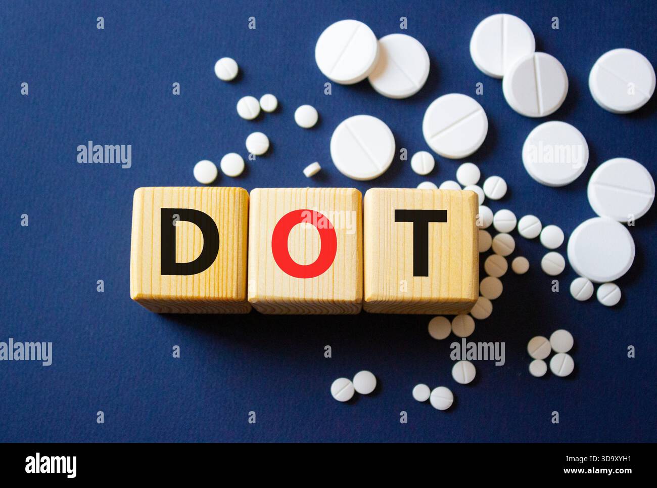 Simbolo PUNTO. Cubi di legno con parole DOT Department of Transportation. Splendido sfondo blu intenso. Assistenza sanitaria e Dipartimento dei trasporti conc Foto Stock