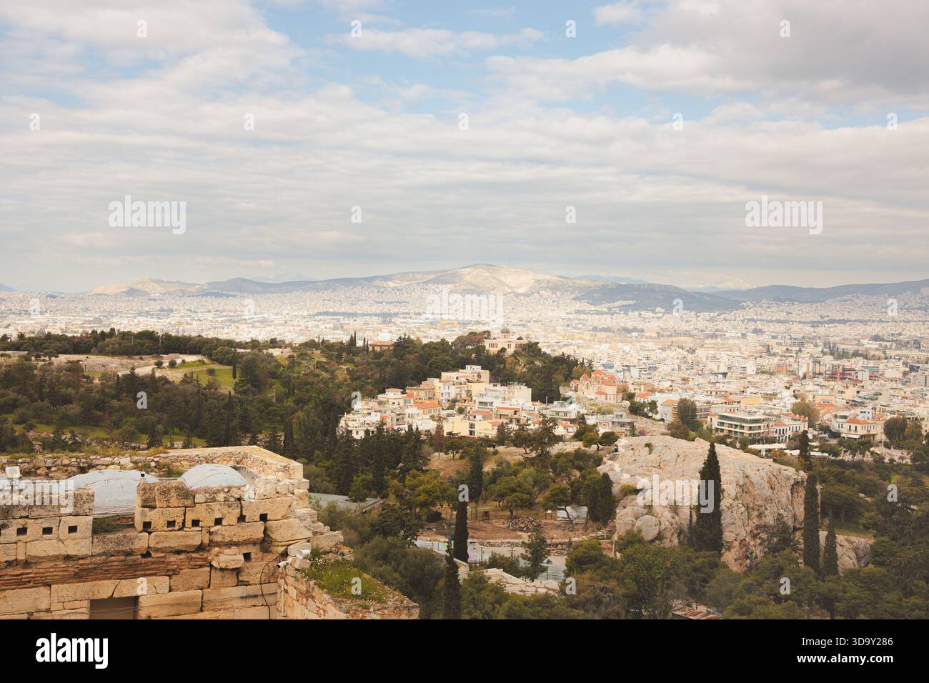 Vista del paesaggio urbano sull'estesa città di Atene, Grecia dall'Acropoli. Foto Stock