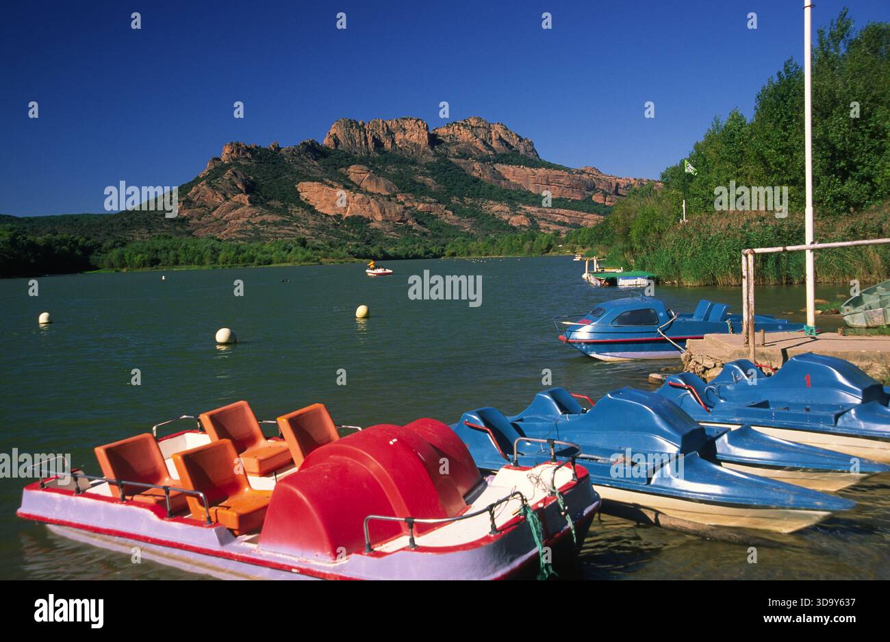 Pedalò sul lago presso la roccia di Roquebrune-sur-Argens Foto Stock