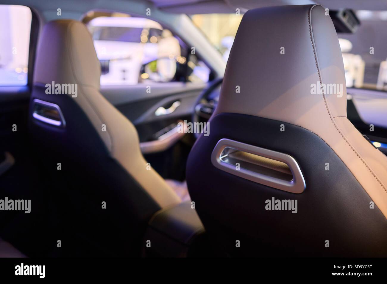 I dettagli dei sedili in pelle, la cura artigianale innovativa enfatizza la qualità, lo squisito lavoro artigianale che presenta micro perforazioni e contorni accuratamente lavorati Foto Stock