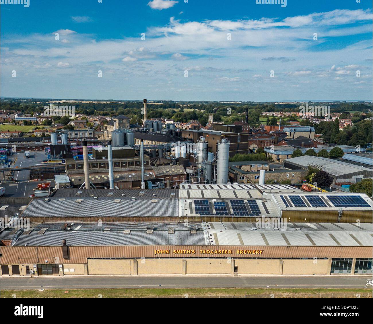Vista aerea della John Smith's Brewery a Tadcaster, North Yorkshire, di proprietà di Heineken UK, in una giornata di sole con cielo blu. Foto Stock