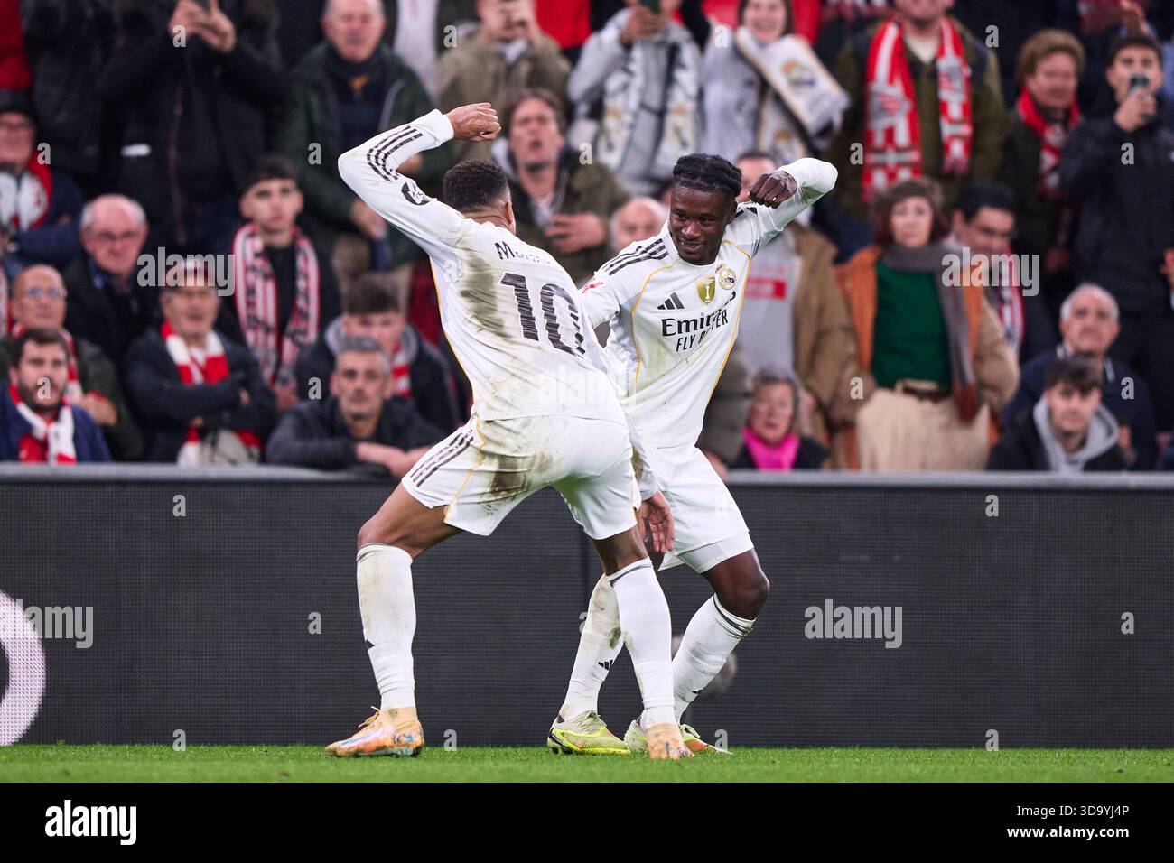 Eduardo Camavinga del Real Madrid CF festeggia con il suo compagno di squadra Kylian Mbappe del Real Madrid CF dopo aver segnato il secondo gol della squadra durante il LaLig Foto Stock