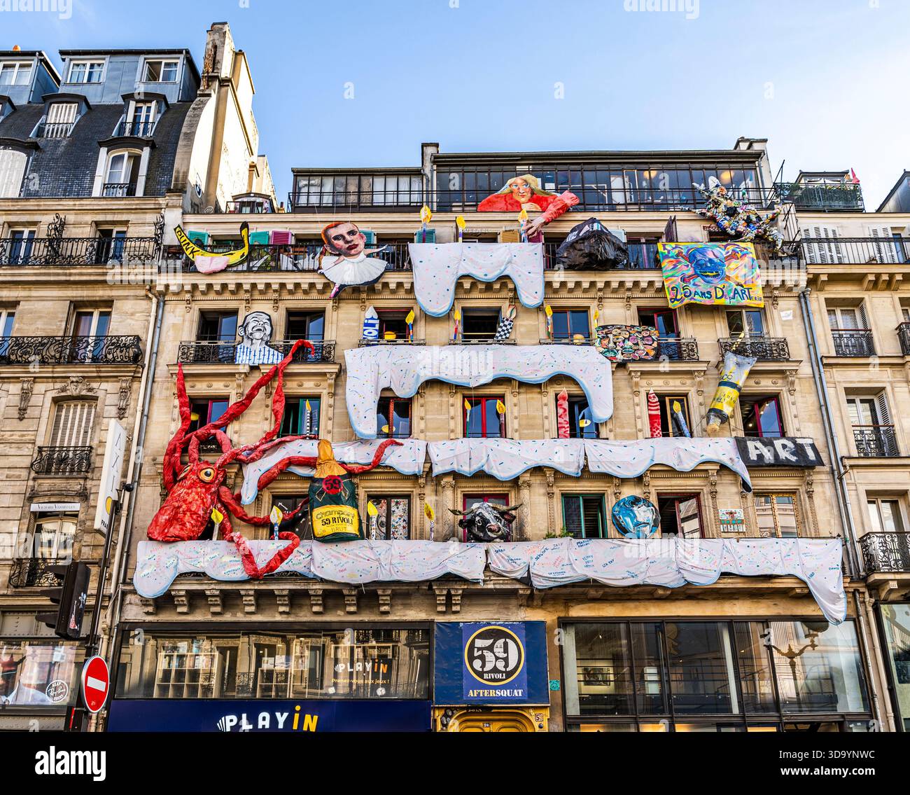 Facciata colorata del 59 Rivoli, iconica galleria d'arte contemporanea e residenza d'artista in Rue de Rivoli, nota per i suoi spazi creativi, a Parigi, Francia Foto Stock