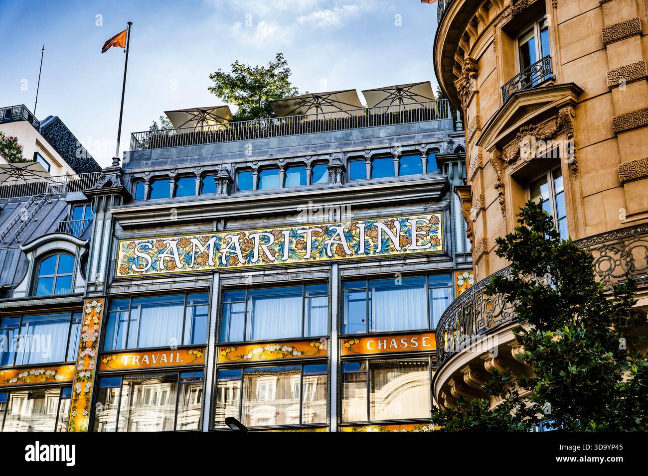 Facciata del grande magazzino Art Nouveau la Samaritaine vista da Rue de Rivoli, uno storico punto di riferimento per lo shopping nel centro di Parigi, in Francia Foto Stock