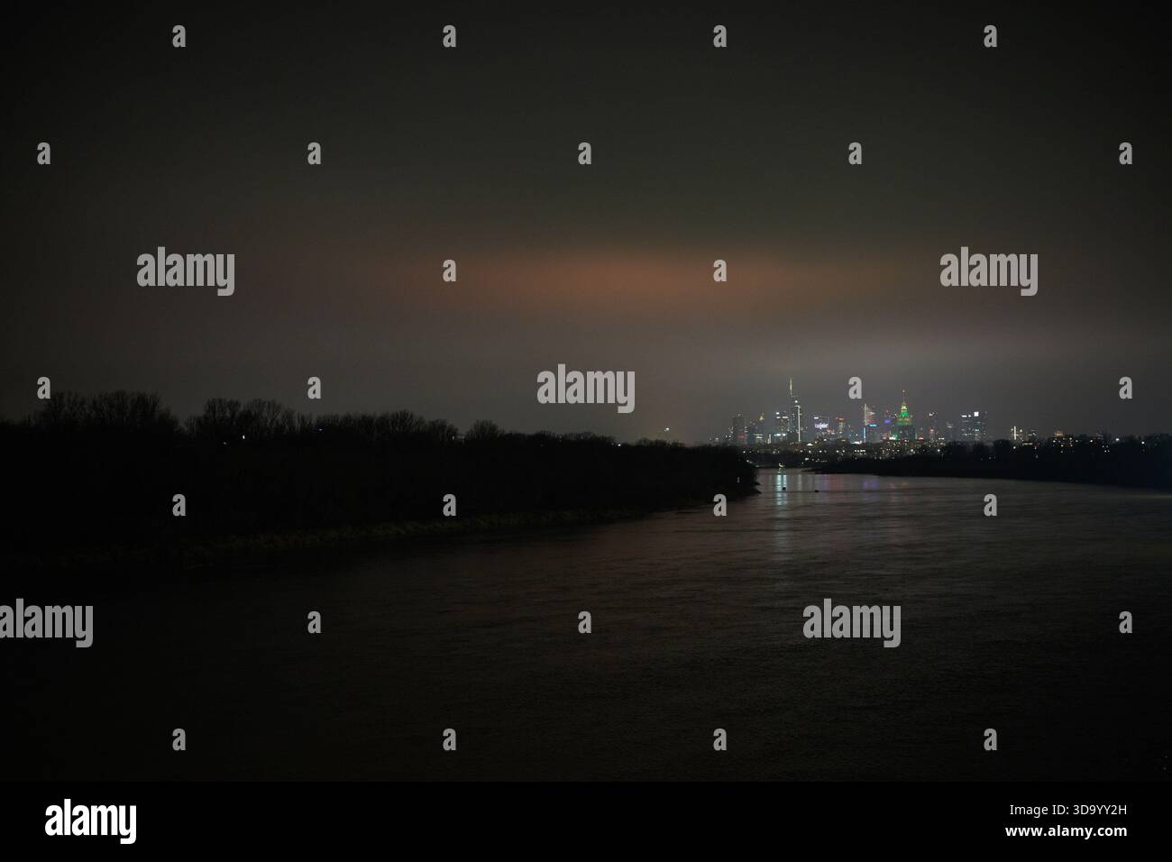 Varsavia, Polonia. 6 dicembre 2025. Lo skyline della città è visibile di notte a Varsavia, Polonia, si vede a Varsavia, Polonia, il 2025 e 6 dicembre. (Foto di Jaap Arriens/Sipa USA) credito: SIPA USA/Alamy Live News Foto Stock