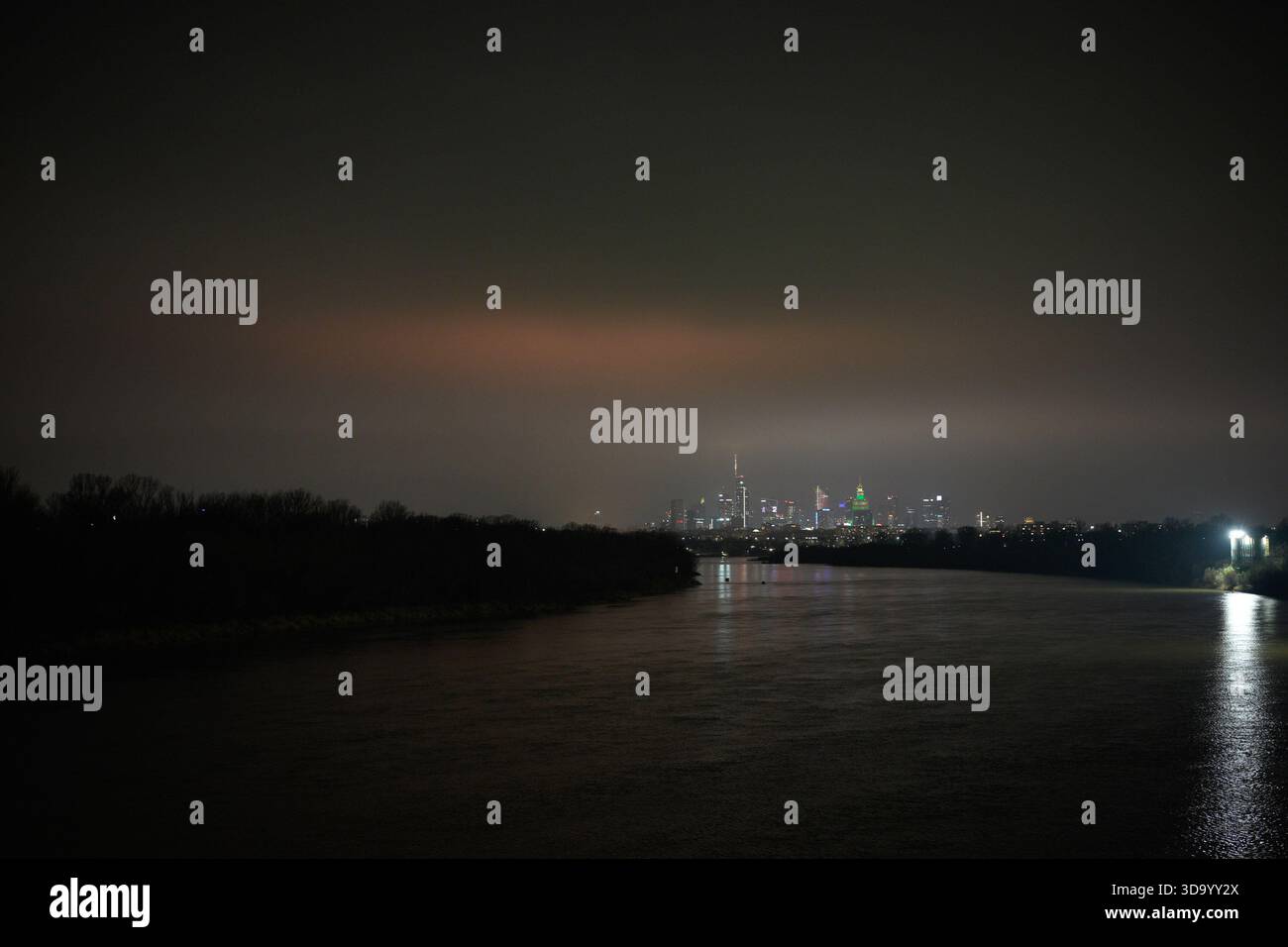 Varsavia, Polonia. 6 dicembre 2025. Lo skyline della città è visibile di notte a Varsavia, Polonia, si vede a Varsavia, Polonia, il 2025 e 6 dicembre. (Foto di Jaap Arriens/Sipa USA) credito: SIPA USA/Alamy Live News Foto Stock