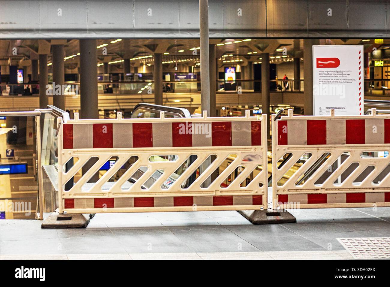 Lavori di ristrutturazione all'interno della stazione ferroviaria con tetto in vetro. Foto Stock