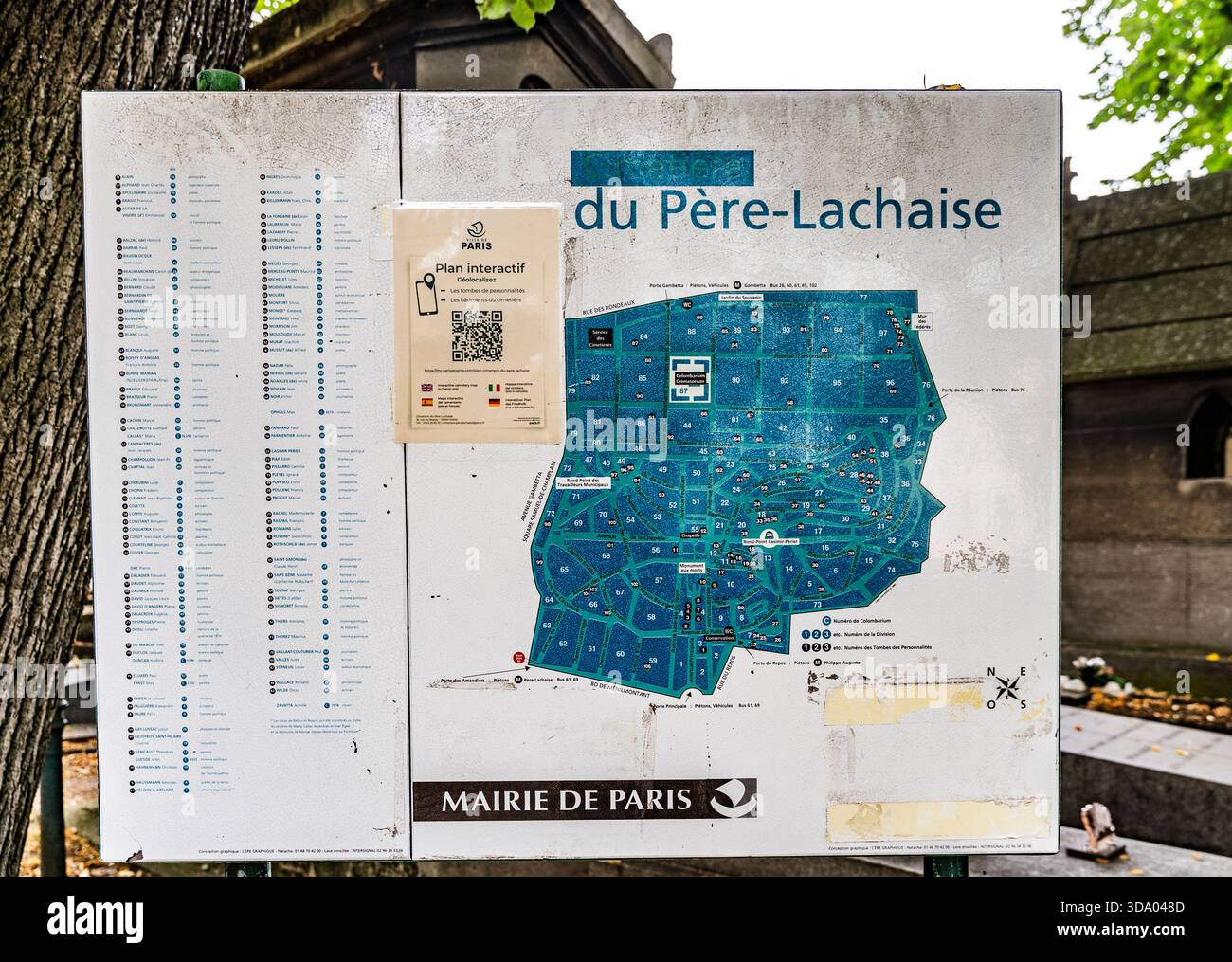 Pannello informativo con mappa del Cimitero di Pere Lachaise, il più grande cimitero di Parigi, in Francia, dove sono sepolti molti artisti famosi. Foto Stock