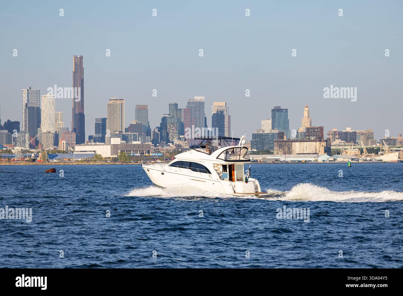 Crociera in yacht a motore sulla Baia di Hudson con una vista panoramica dello skyline di Brooklyn Foto Stock