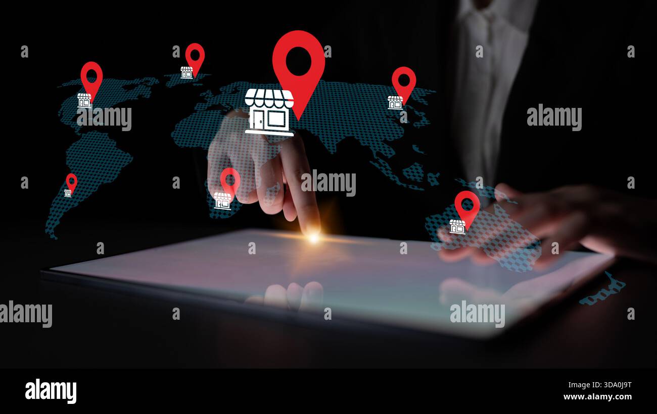 Una persona che utilizza un tablet digitale interagisce con una mappa dinamica che mostra i marcatori di posizione, evidenziando l'intersezione tra tecnologia e globale Foto Stock
