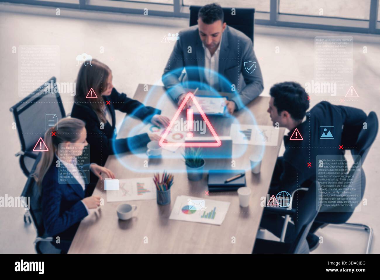 Cloud computing con icone di avviso ed elementi di sicurezza, che rappresentano il rilevamento delle minacce in tempo reale, la prevenzione dei rischi e l'infrastruttura digitale Foto Stock